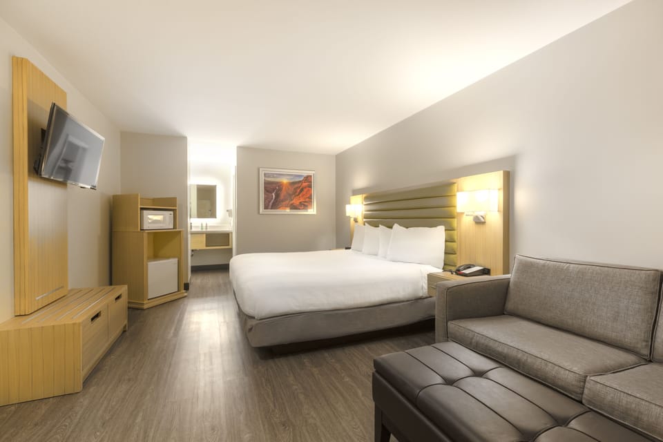 Accessible King, Roll-in Shower | Desk, blackout drapes, iron/ironing board, free WiFi