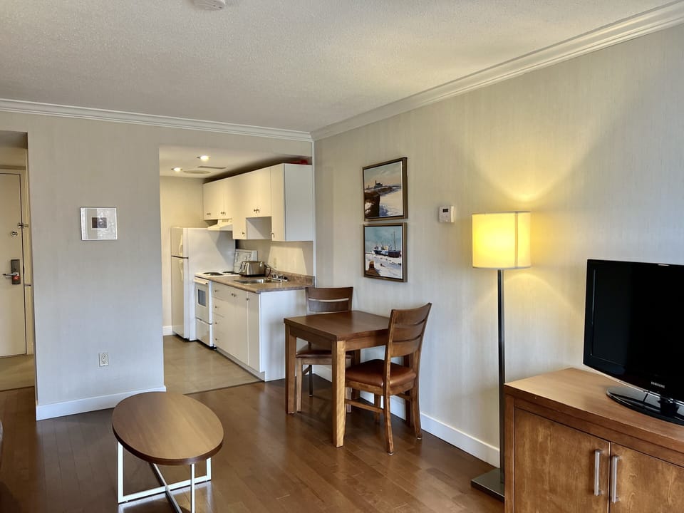 Executive Suite, 1 Queen Bed, Non Smoking | Premium bedding, minibar, desk, iron/ironing board