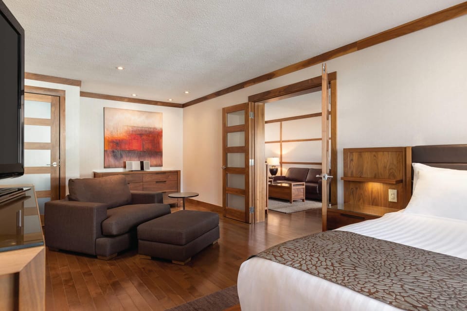 Premium bedding, minibar, desk, iron/ironing board