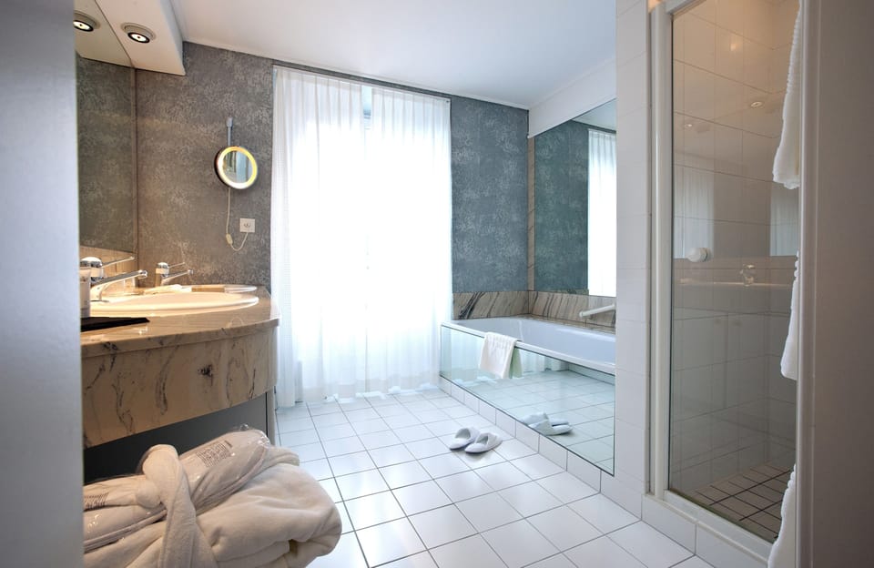 Suite, Balcony | Bathroom | Separate tub and shower, free toiletries, hair dryer, bathrobes