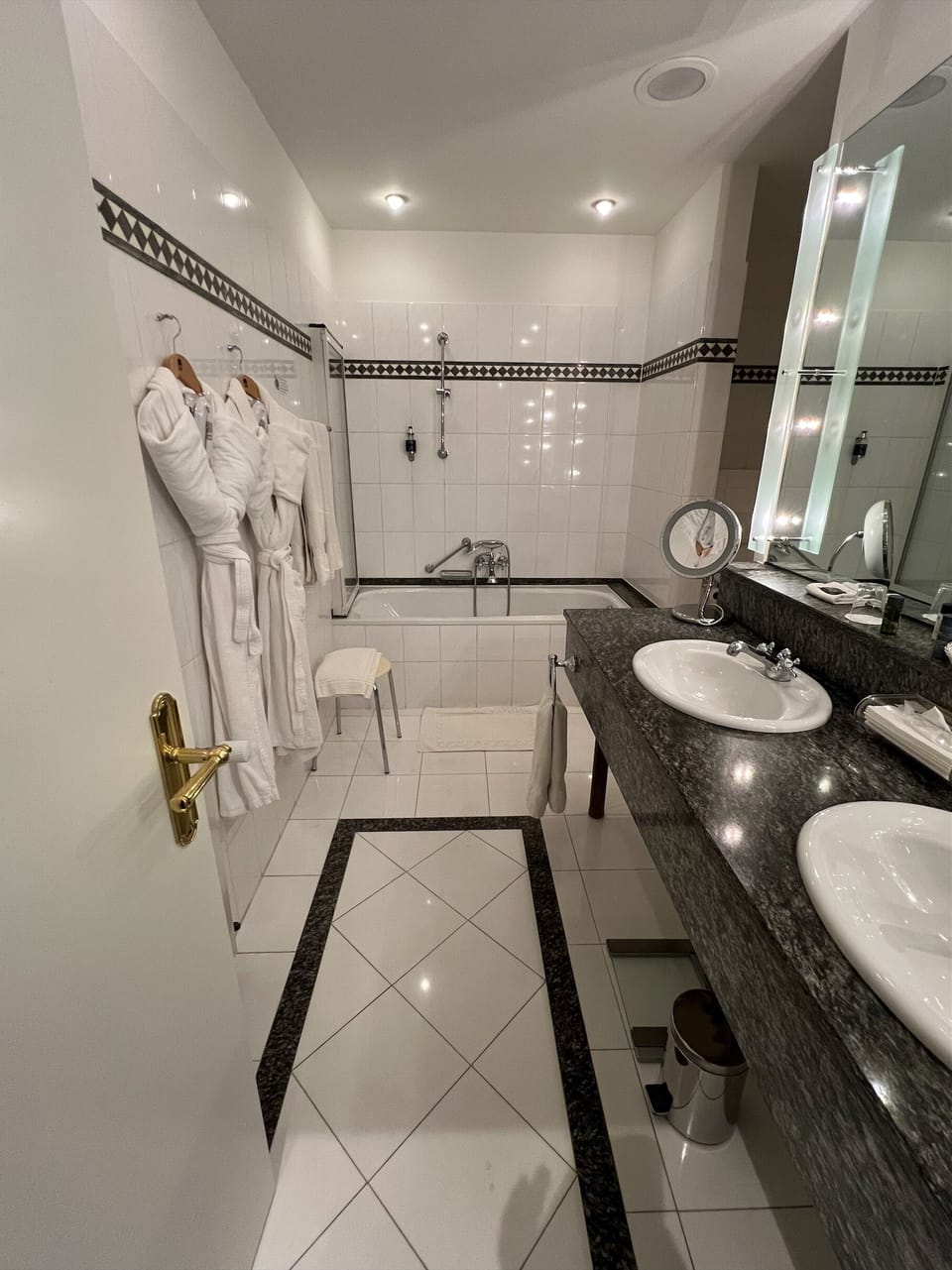 Deluxe Room | Bathroom | Free toiletries, hair dryer, bathrobes, slippers