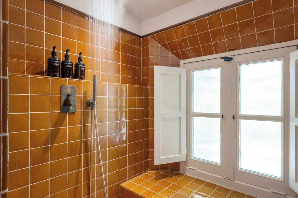 Premium bedding, minibar, iron/ironing board, free WiFi