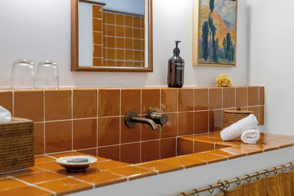 Premium bedding, minibar, iron/ironing board, free WiFi