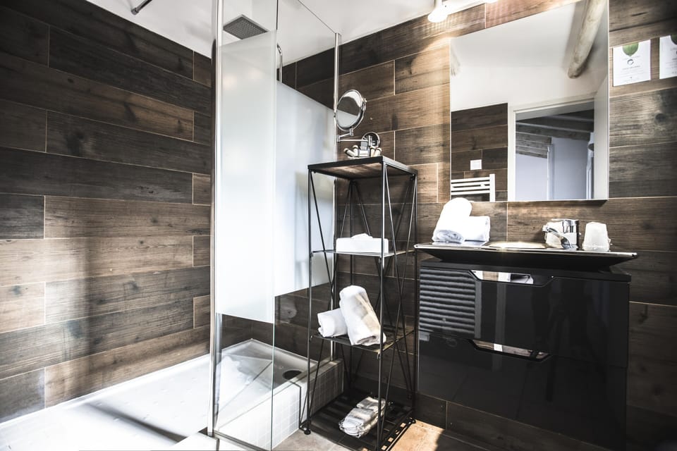 Superior Double Room | Bathroom | Shower, free toiletries, hair dryer, bathrobes