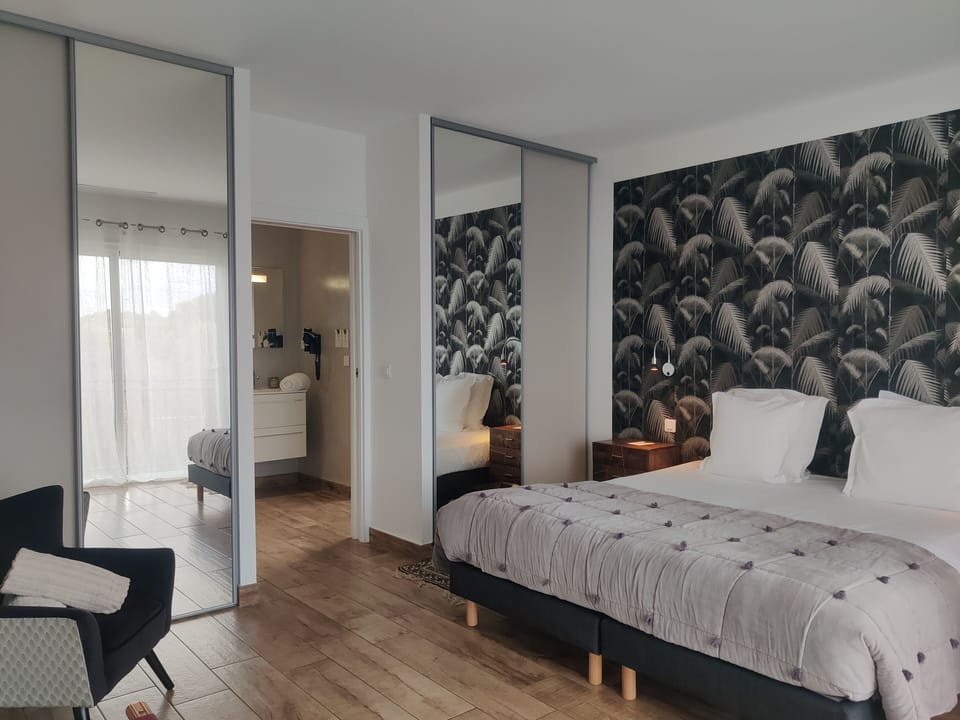 Deluxe Appartement | Premium bedding, minibar, in-room safe, desk