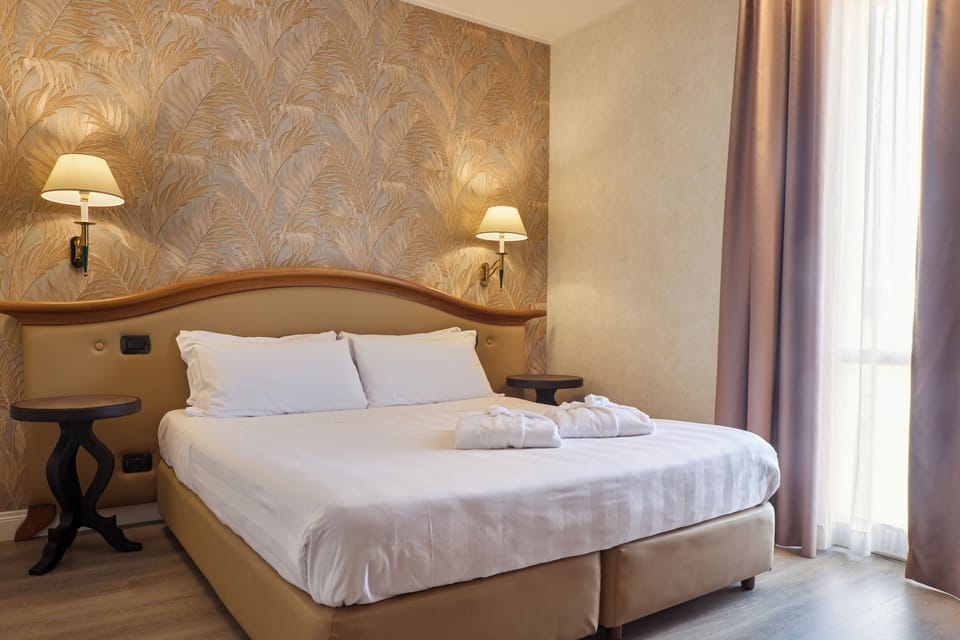 Junior Suite | Minibar, in-room safe, desk, blackout drapes