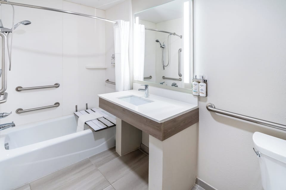 Standard Room, 1 King Bed, Accessible (Communications Accessible) | In-room safe, blackout drapes, iron/ironing board