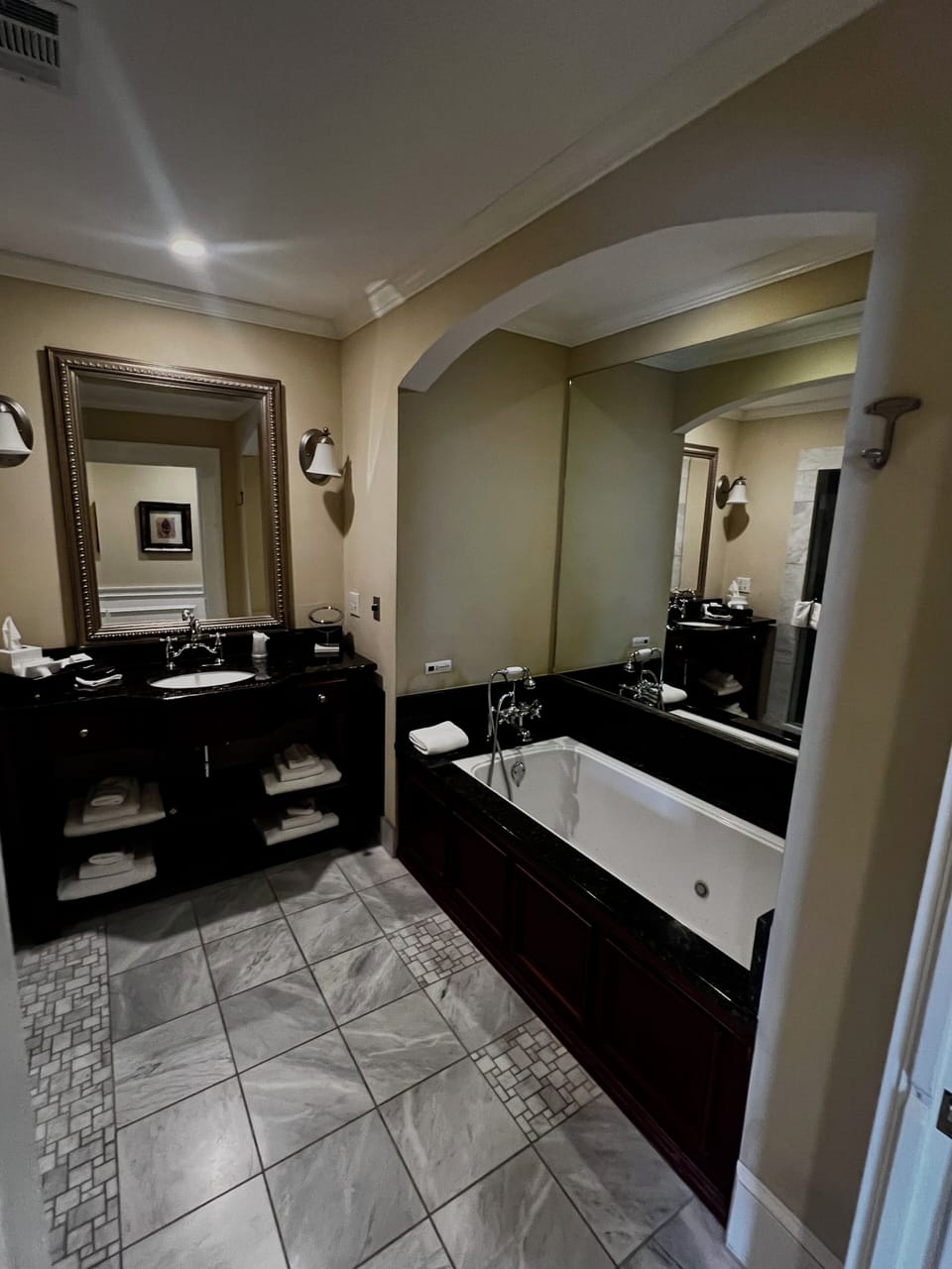 Deluxe Suite, 1 King Bed | Bathroom | Free toiletries, towels