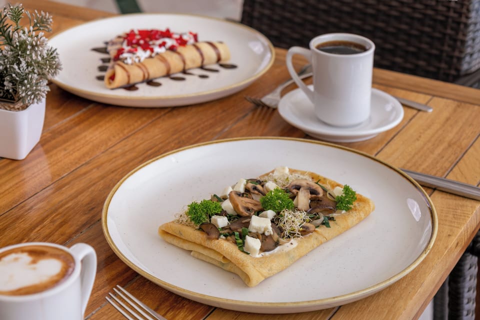 4 restaurants; breakfast, lunch, and dinner served