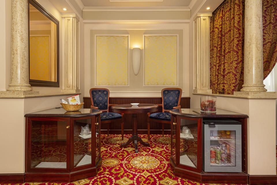 Suite | Minibar, in-room safe, desk, blackout drapes