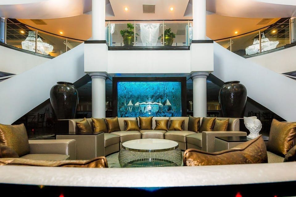 2 bars/lounges, poolside bar