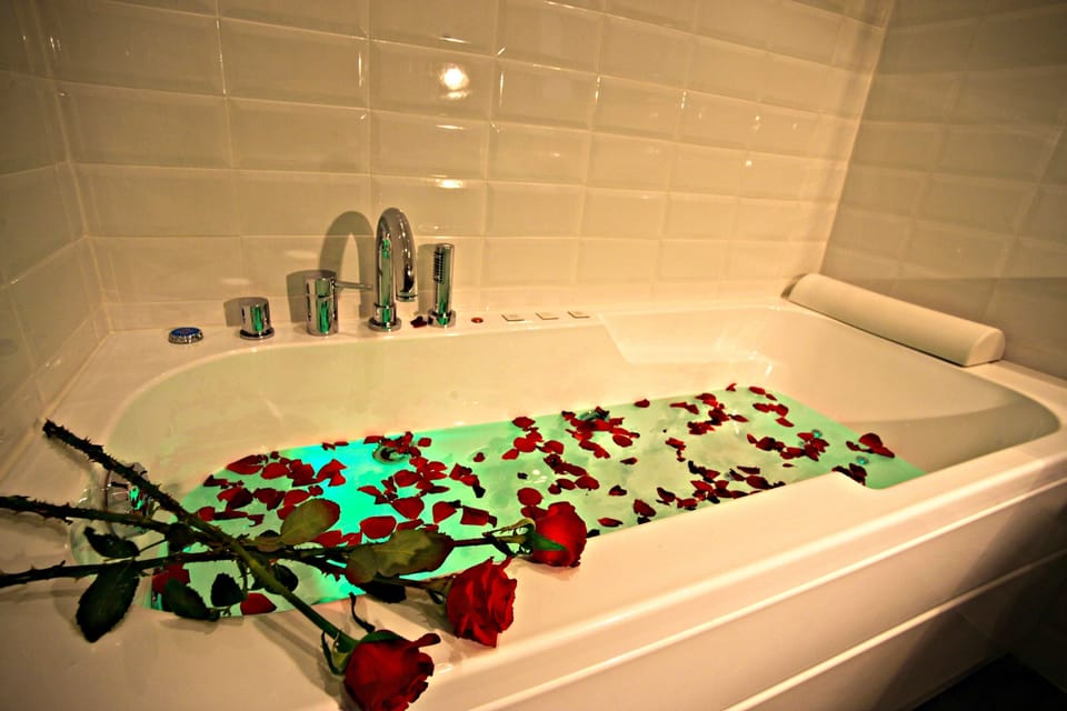 Deluxe Double Room, Jetted Tub (Breakfast at Navona Street Hotel) | Minibar, in-room safe, desk, laptop workspace