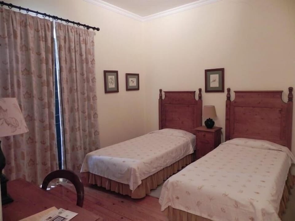 5 bedrooms, desk, soundproofing, cribs/infant beds