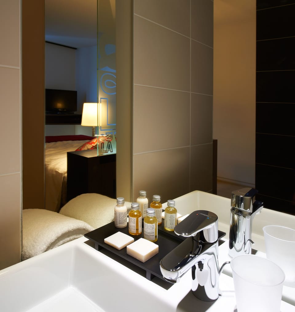 Junior Suite, 1 King Bed with Sofa bed | Bathroom | Eco-friendly toiletries, hair dryer, towels