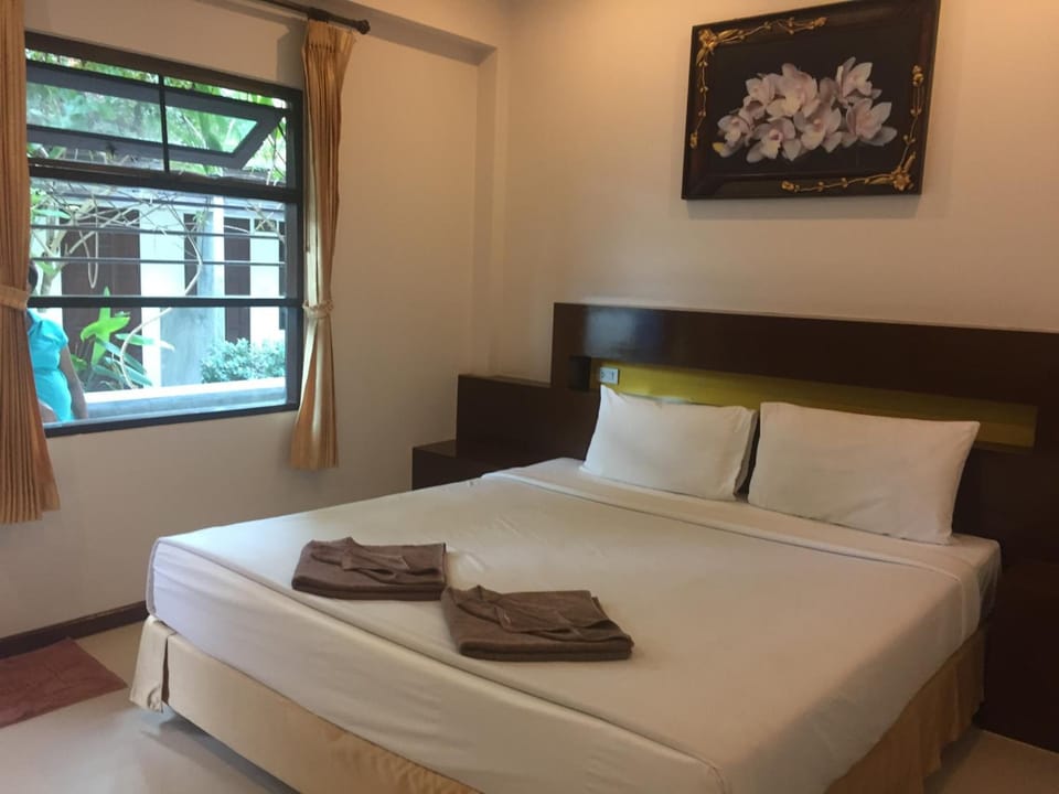 WiFi (free), bed sheets
