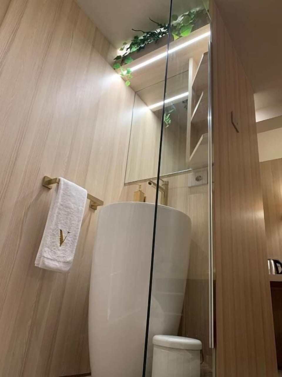 Deluxe Double Room | Bathroom | Shower, free toiletries, hair dryer, bathrobes