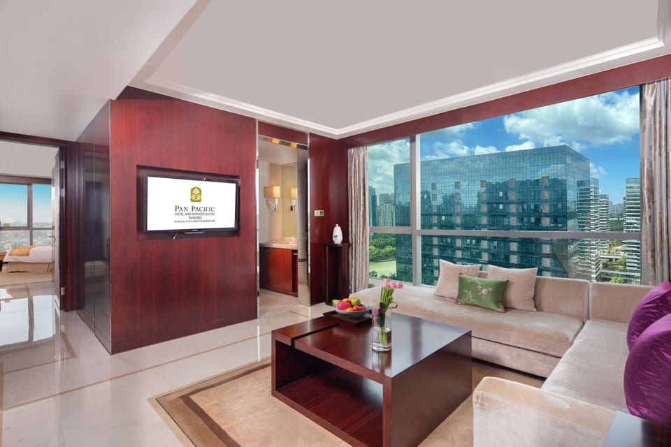 Junior Suite | Premium bedding, in-room safe, desk, blackout drapes