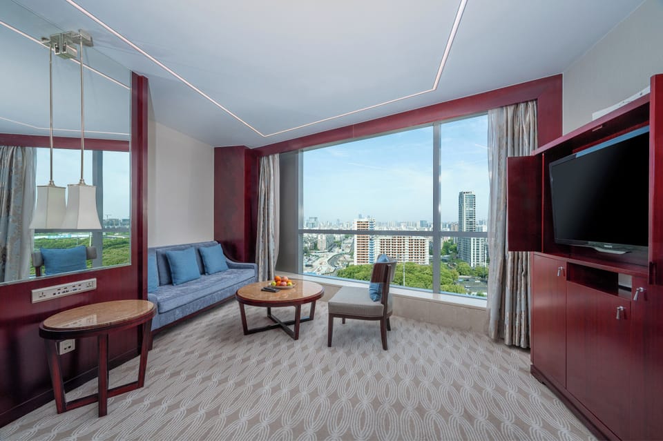 Junior Suite | Premium bedding, in-room safe, desk, blackout drapes