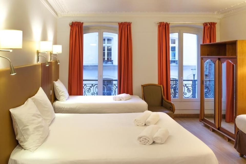 Quintuple Room with private shower and toilet | Select Comfort beds, desk, WiFi (free), bed sheets