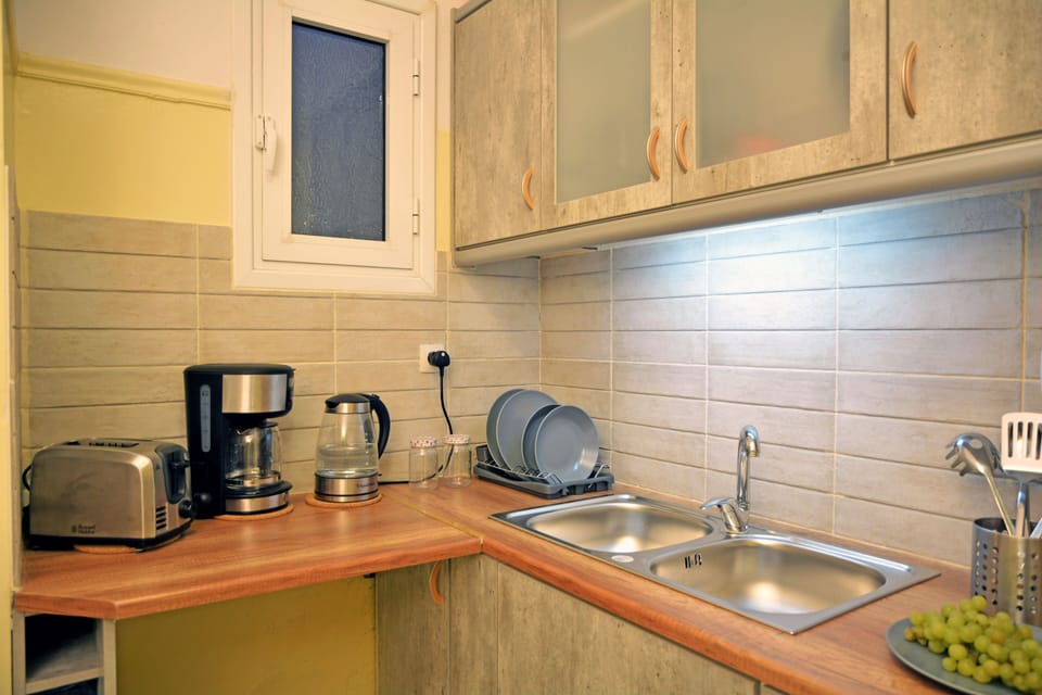 City Apartment | Private kitchen | Full-size fridge, microwave, oven, stovetop