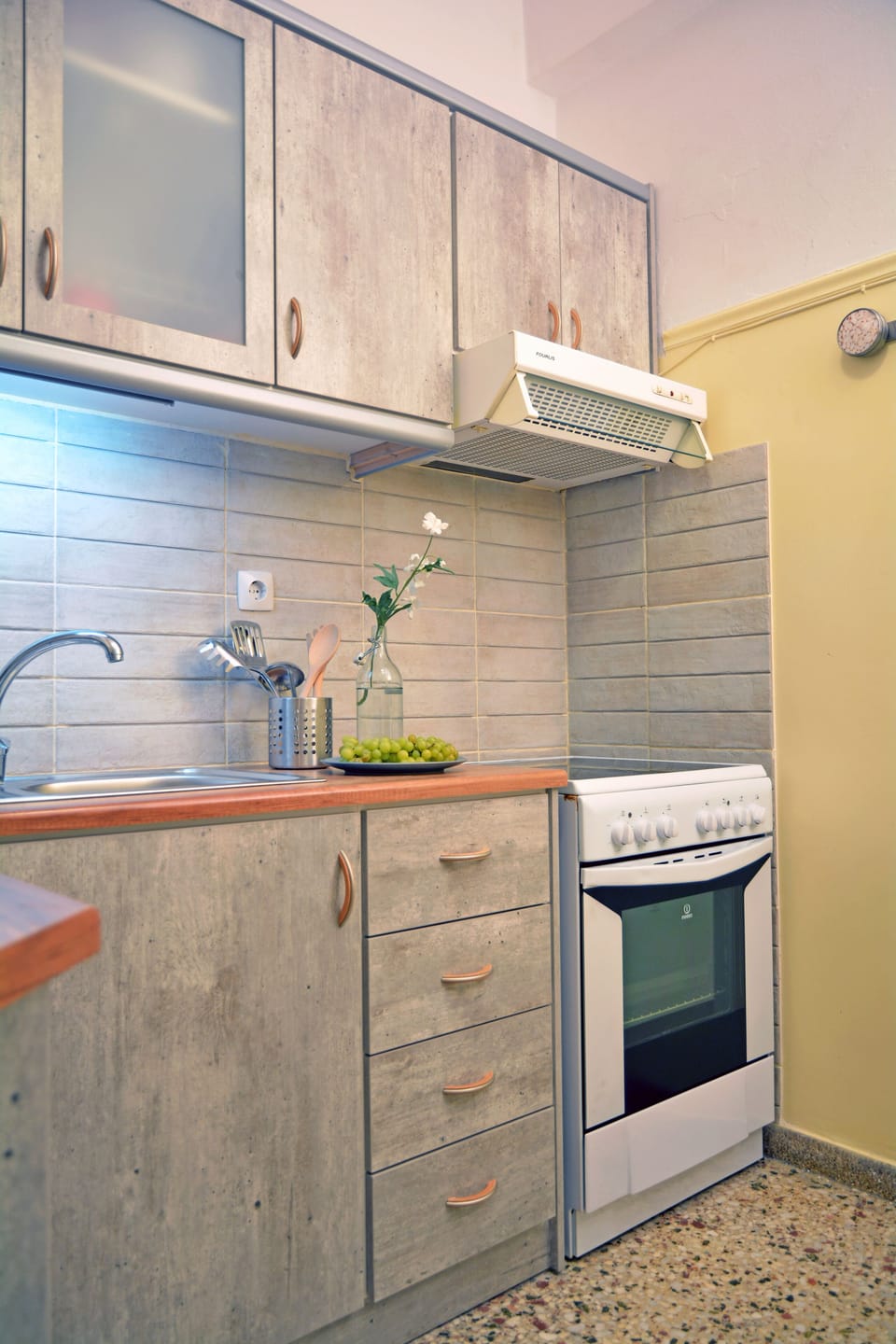 City Apartment | Private kitchen | Full-size fridge, microwave, oven, stovetop