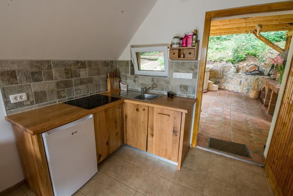 House, 1 Bedroom | Private kitchenette | Oven, stovetop, dishwasher, coffee/tea maker