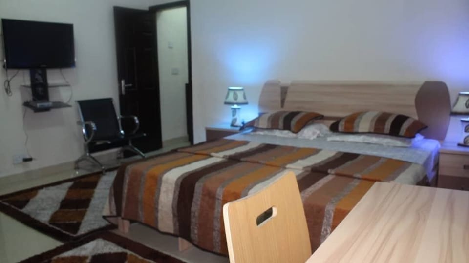 Luxury Single Room, 1 Bedroom, Accessible, Smoking | Desk, laptop workspace, soundproofing, iron/ironing board