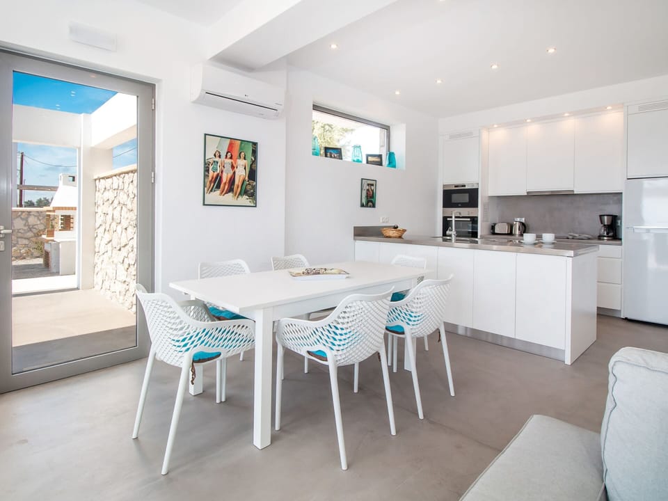 Villa | Private kitchen | Stovetop, highchair