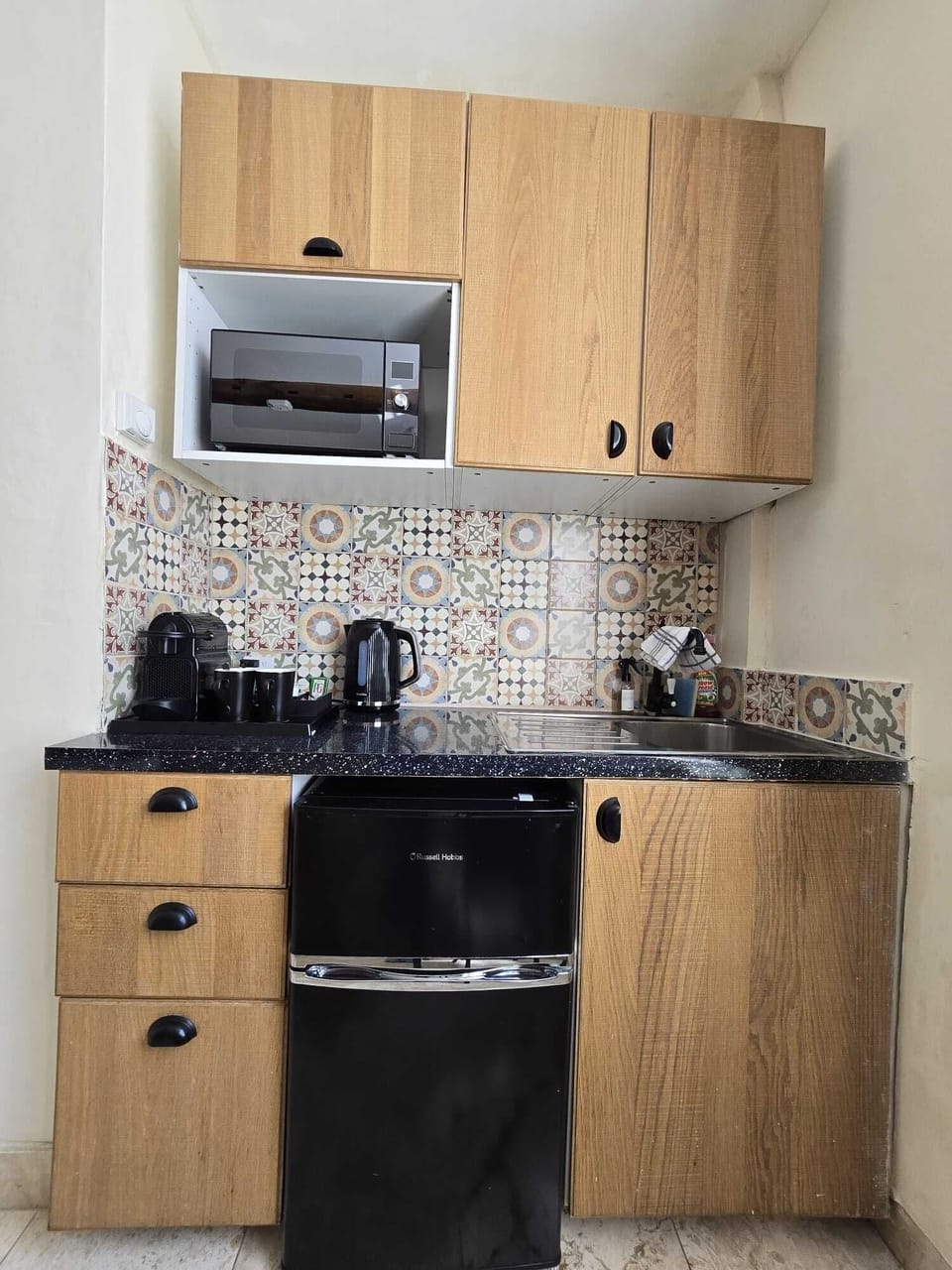 Deluxe Studio Suite | Private kitchen | Fridge, microwave, coffee/tea maker, electric kettle