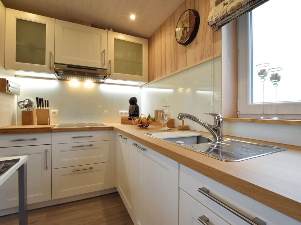 Cottage | Private kitchen | Microwave, electric kettle, toaster