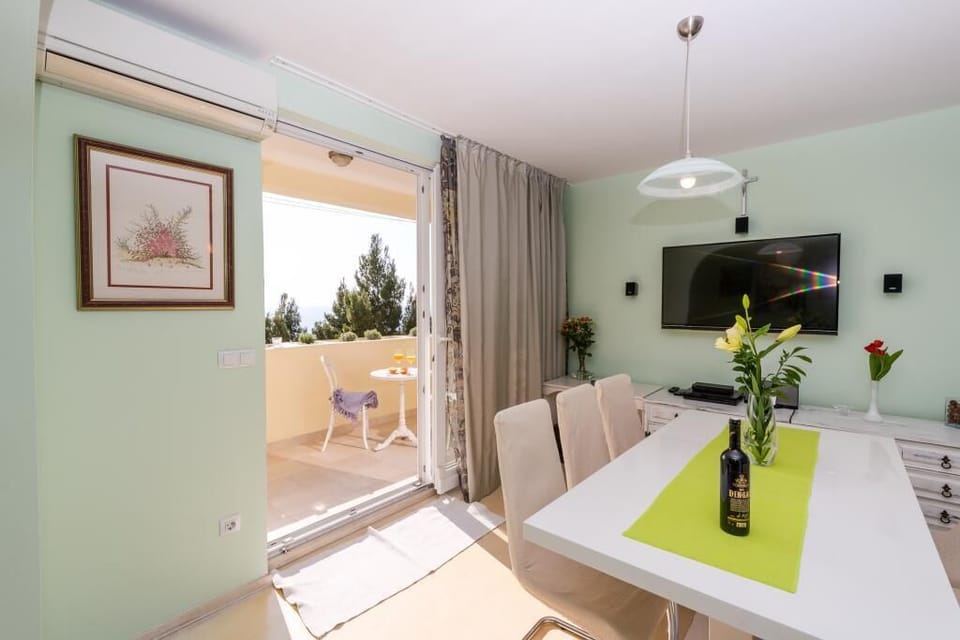 Apartment (1 Bedroom Apt with Balcony n Sea View) | Dining room