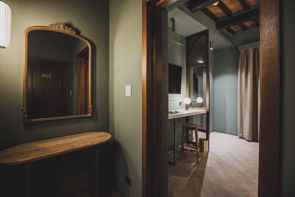 Suite La Torre | Minibar (free items), in-room safe, desk, blackout drapes