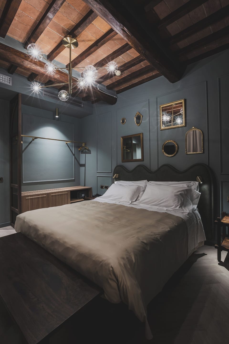 Suite La Torre | Free minibar, in-room safe, desk, blackout drapes
