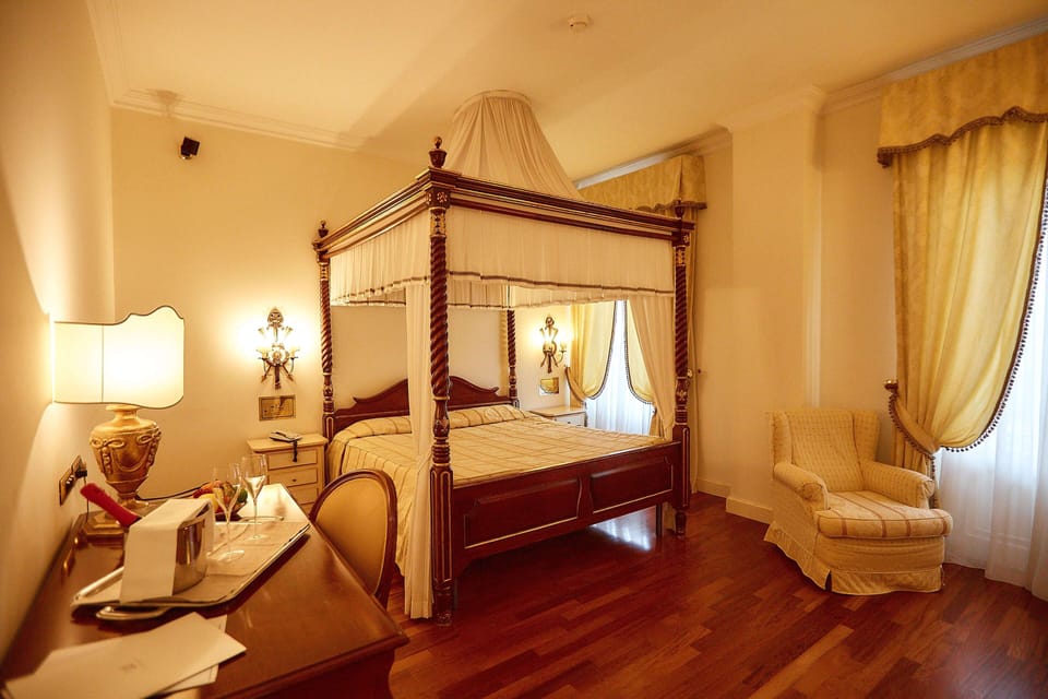 Junior Suite | Free minibar, in-room safe, desk, blackout drapes