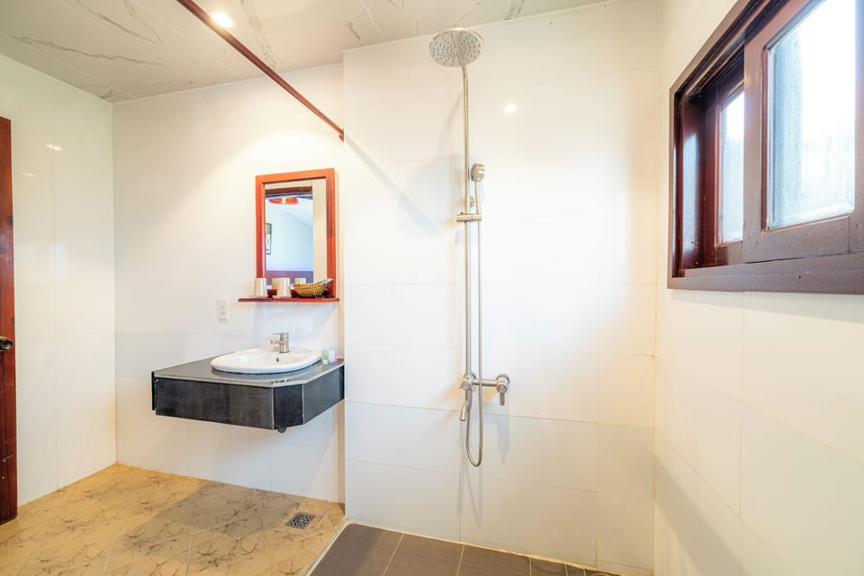 Beach Bungalow | Bathroom | Shower, free toiletries, hair dryer, slippers