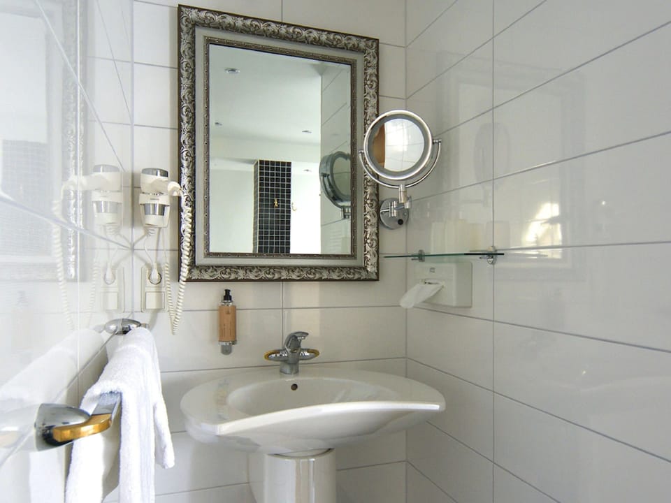 Combined shower/tub, free toiletries, hair dryer, towels