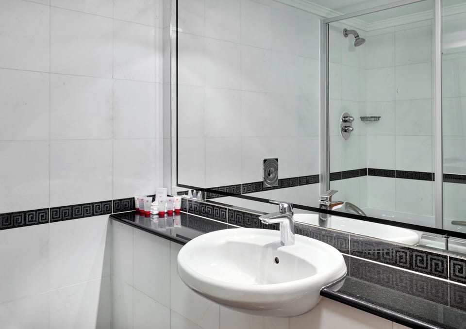 Combined shower/tub, designer toiletries, hair dryer, towels