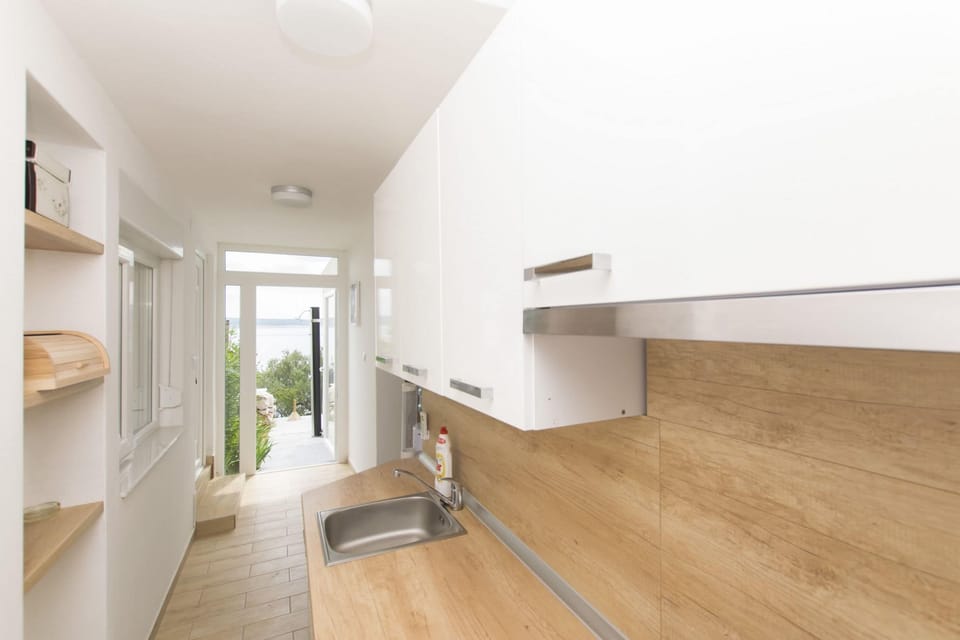 Private kitchen | Fridge, microwave, oven, stovetop