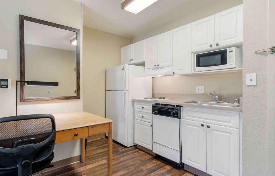 Deluxe Studio, 1 King Bed with Sofa bed, Non Smoking | Private kitchen | Fridge, microwave, stovetop