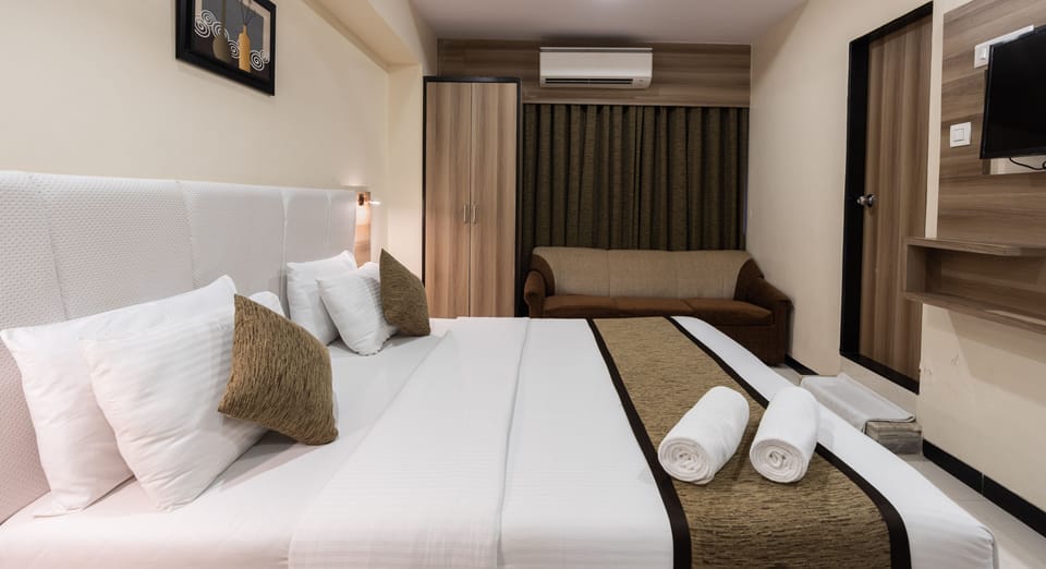 Business Double Room | Memory foam beds, in-room safe, individually furnished, rollaway beds