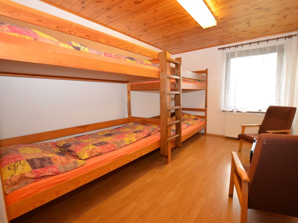 House | 5 bedrooms, individually furnished, bed sheets