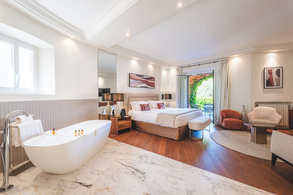 Junior Suite | Minibar, in-room safe, free cribs/infant beds, free WiFi