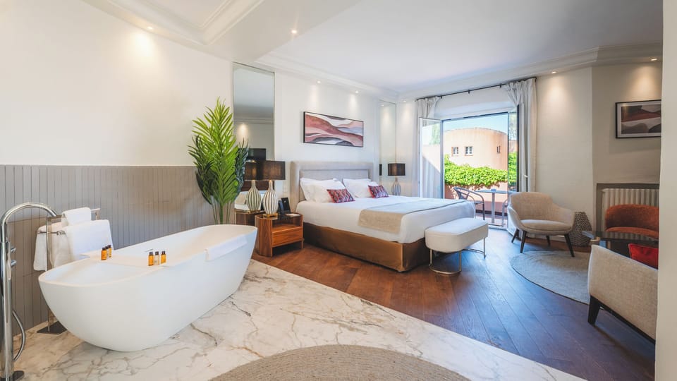 Junior Suite | Minibar, in-room safe, free cribs/infant beds, free WiFi