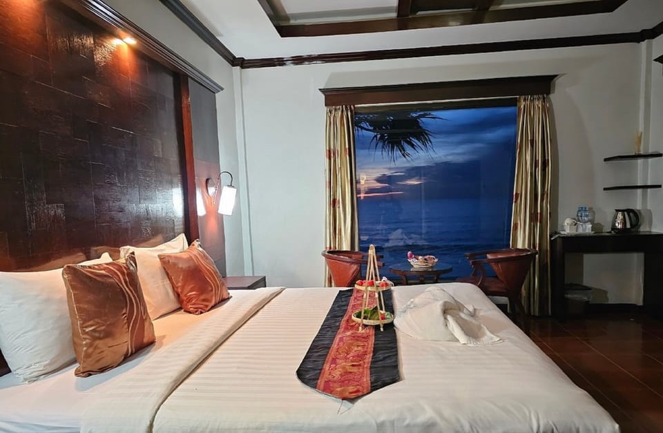 Deluxe Beach Front | Minibar, desk, rollaway beds, free WiFi