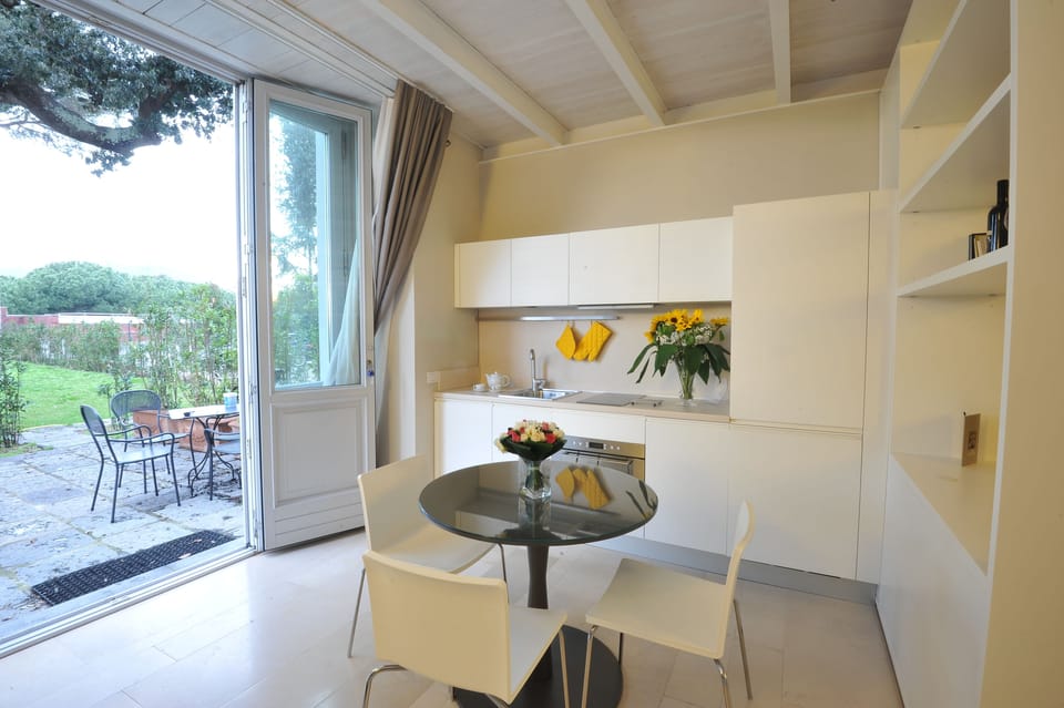 Full-size fridge, oven, stovetop, dishwasher