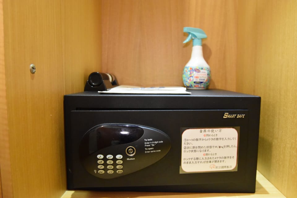 Premium bedding, down comforters, minibar, in-room safe