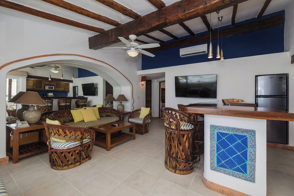 Family Room, 2 Bedrooms, Connecting Rooms, Ocean View | Living area | 40-inch Smart TV with cable channels, TV