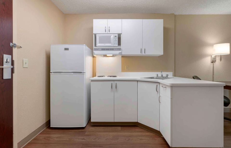 Studio, 1 King Bed, Non Smoking | Desk, iron/ironing board, free WiFi, bed sheets