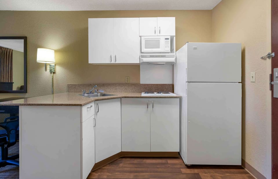 Studio, 1 Queen Bed, Non Smoking | Desk, iron/ironing board, free WiFi, bed sheets