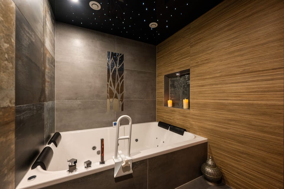 Couples treatment rooms, sauna, hot tub, steam room, Turkish bath